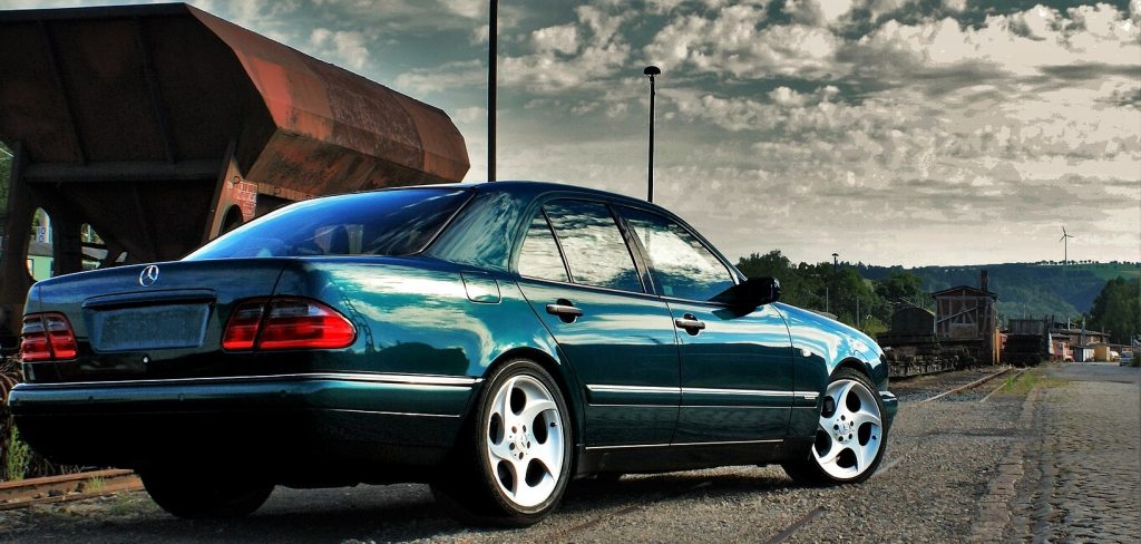 Donación de un coche Mercedes antiguo